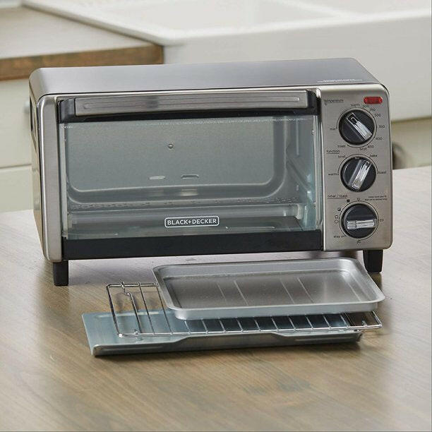 Black +Decker 4-Slice Toaster Oven with Natural Convection, Black.